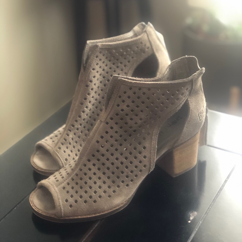 ❤️Taupe suede booties -perfect for spring❤️
